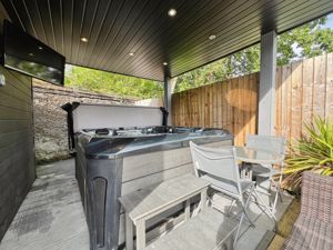Hot tub area- click for photo gallery